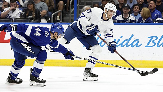 Pierre Engvall (vpravo) z Toronto Maple Leafs stl na brnu Tampa Bay Lightning, brn ho Jan Rutta.