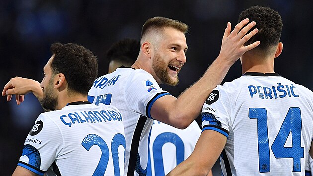 Fotbalisté Interu Milán slaví gól.