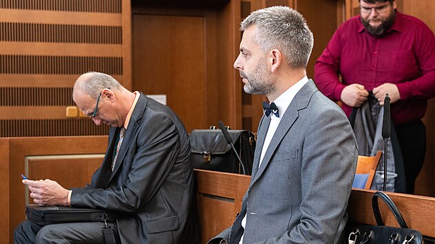 Krajsk� soud v Hradci Kr�lov� projedn�val znovu p��pad Emila Kmon��ka (vlevo) a Lubom�ra �ervinsk�ho (vpravo), obvin�n�ch z pokusu o manipulaci miliardov� zak�zky na p�estavbu n�chodsk� nemocnice. (26. dubna 2022)