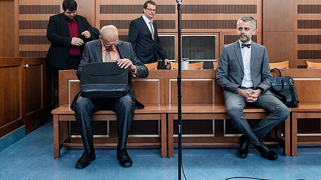 Krajsk soud v Hradci Krlov projednval znovu ppad Emila Kmonka (vlevo) a Lubomra ervinskho (vpravo), obvinnch z pokusu o manipulaci miliardov zakzky na pestavbu nchodsk nemocnice. (26. 4. 2022)