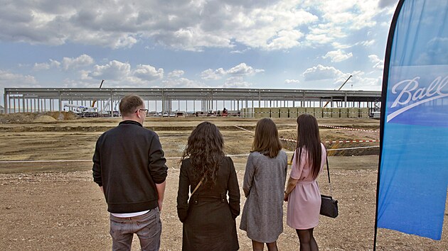 Americk� spole�nost Ball, p�edn� sv�tov� v�robce hlin�kov�ch n�pojov�ch plechovek, symbolicky zah�jila v�stavbu nov�ho v�robn�ho z�vodu v pr�myslov� z�n� Panattoni Pilsen Digital Park. Investice ve v��i 4,5 miliardy korun je za posledn� rok v Plze�sk�m kraji i v r�mci cel� �esk� republiky nejv�t�� sv�ho druhu. (28. dubna 2022)