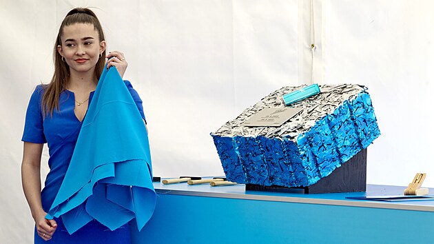 Americk� spole�nost Ball, p�edn� sv�tov� v�robce hlin�kov�ch n�pojov�ch plechovek, symbolicky zah�jila v�stavbu nov�ho v�robn�ho z�vodu v pr�myslov� z�n� Panattoni Pilsen Digital Park. Poklep na z�kladn� blok hlin�kov�ch plechovek ur�en�ch k recyklaci. (28. dubna 2022)