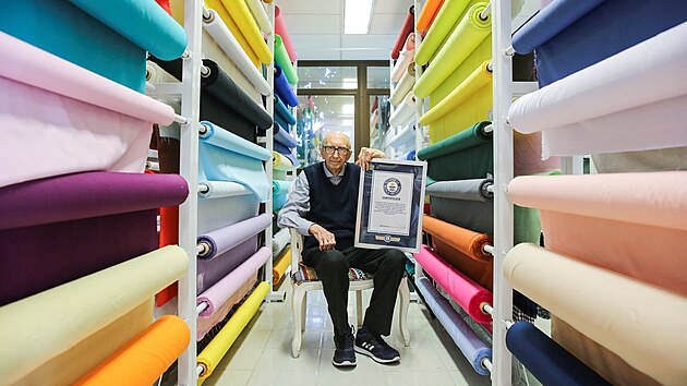 Stoletý Walter Orthmann z jihobrazilského města Brusque se zapsal do Guinnessovy knihy rekordů jako člověk, který nejdéle na světě pracuje v jedné firmě. Ve společnosti, která vyrábí látky, je totiž zaměstnán už 84 let, uvedla agentura Reuters.