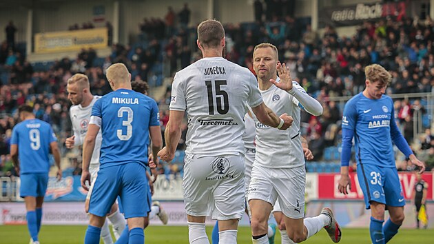 Michal Kadlec (Slovácko) gratuluje spoluhráči Václavu Jurečkovi ke gólu v utkání s Libercem.
