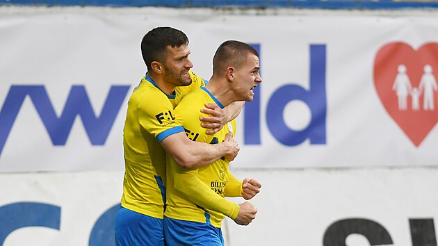 Teplick fotbalista Vclav Sejk (vpravo) slav gl s Dejanem Boljeviem.