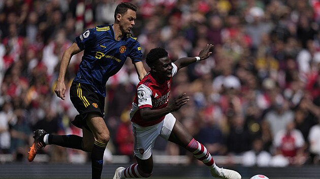 Bukayo Saka z Arsenalu pad po nedovolenm zkroku manchesterskho stedopolae Nemanji Matie.