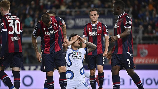 Lautaro Martinez z Interu Milán nevěří tomu, že jeho tým prohrál v Boloni.