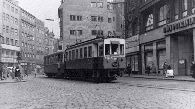 Souprava linky slo 13 jedouc z Bohumna veden motorovm vozem slo 415 na ulici 28. jna ped tehdejm Domem potravin v Ostrav kolem roku 1958. Pobl tohoto msta byl v roce 2015 vybudovn pamtnk pipomnajc historii mstsk dopravy v tto lokalit.
GPS: 49.8340417N, 18.2905928E