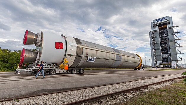 Rozmrov a hmotnostn maketa prvnho stupn rakety Vulcan s dvma neletovmi exempli motor BE-4 v srpnu 2021.