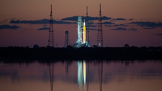 Raktea SLS s lod Orion pi testech v Kennedyho kosmickm stedisku