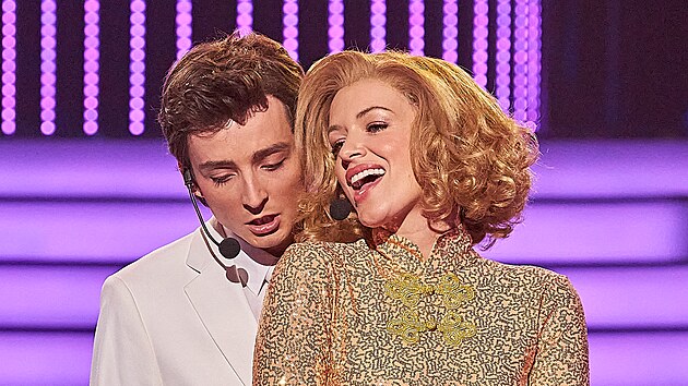 Denis �afa��k jako Robbie Williams a Jitka Boho jako Nicole Kidmanov� v show Tvoje Tv�� m� zn�m� hlas IX