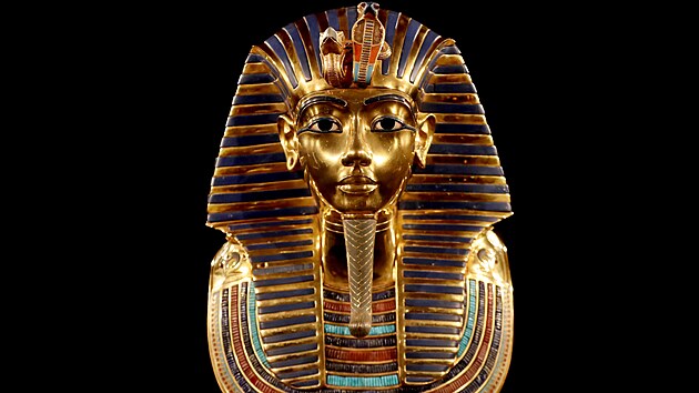 Slavná, jedenáct kilogramů vážící zlatá maska, která byla položena přes hlavu faraonovy zabalené mumie.