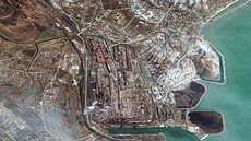 Areál oceláren Azovstal v Mariupolu na satelitním snímku spolenosti Maxar (9....