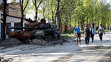 Zniený tank v ulicích Mariupolu (26. dubna 2022)