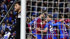 Fotbalisté Barcelony oslavují gól na h�i�ti San Sebastianu.