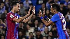 Sergio Busquets (vlevo) a Pierre-Emerick Aubameyang.