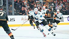 Tomá Hertl ze San Jose se ítí do útoku v utkání proti Vegas.