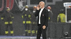 Trenér Stefano Pioli diriguje hráe AC Milán.