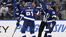 Steven Stamkos a Ondej Palát z Tampy oslavují gól.