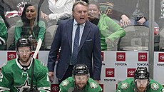 Kou� hokejist� Dallasu Rick Bowness udílí pokyny. Na st�ída�ce jsou zleva Radek...