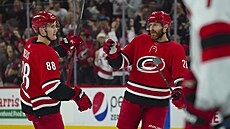 Martin Ne�as (vlevo) a Ian Cole oslavují branku Caroliny.