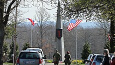 Oslavy osvobození 77. výro�í v Chebu. Pietní akt u památníku 1. p�í divize...