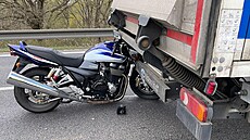 Stet dvou nákladních vozidel a motorkáe uzavel silnici na Kladensku. (20....