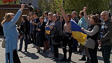 Lidé v ukrajinském Chersonu protestují proti ruské invazi. (27. dubna 2022)