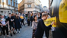 Ohradu u olomouckého Muzea umní pokryla hesla spojená s 57. roníkem...