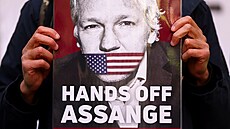 Příznivci Juliana Assange se sešli před soudem v Londýně. (20. dubna 2022)