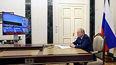 Prezident Vladimir Putin sleduje testovací odpal rakety Sarmat. (20. dubna 2022)