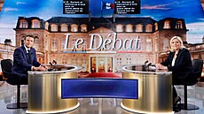 Kandidát a francouzský prezident Emmanuel Macron a jeho soupeka Marine Le...