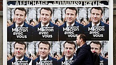 Pedvolební plakát francouzského prezidenta Emmanuela Macrona ve mst...