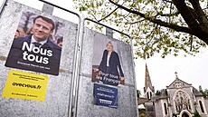 Pedvolební plakáty francouzských kandidát Marine Le Penové a francouzského...
