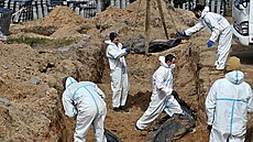 Francouzští a ukrajinští forenzní experti vyzvedávají těla obětí ruské agrese z... | na serveru Lidovky.cz | aktuální zprávy