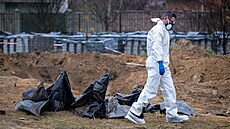 Francouzští a ukrajinští forenzní experti vyzvedávají těla obětí ruské agrese z...