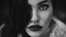 Tajemné, p�ístupné, rozradostn�né, zamlklé. �ernobílé portréty dovedou...