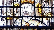 Takto je král Ine vyobrazen v katedrále ve Wellsu.