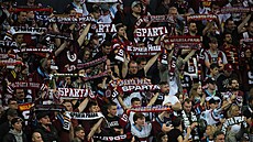Sparťanští fanoušci během čtvrtého finálového utkání extraligy proti Třinci