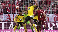 Serge Gnabry z Bayernu (vpravo) stílí gól v utkání proti Dortmundu.