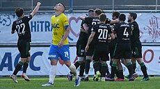 Fotbalisté Bohemians slaví vstelený gól, teplický Václav Sejk smutní.