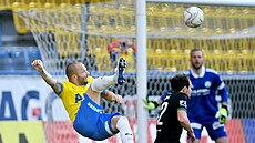 Teplický zálo�ník Tomá� Vondrá�ek se pokou�í o akrobatické zakon�ení p�es...