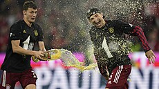 Benjamin Pavard (vlevo) a Thomas Müller slaví mistrovský titul Bayernu Mnichov.