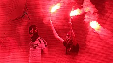 Sparantí fanouci s dýmovnicemi bhem utkání proti Baníku Ostrava