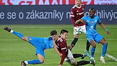 Sparanský útoník Tomá vanara v pádu stílí gól Baníku Ostrava.