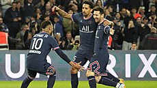 Fotbalisté Paíe St. Germain se radují z gólu, který vstelil Lionel Messi...