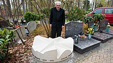 Syn slavného cestovatele Miroslav Zikmund mladí u nového náhrobku svého otce...