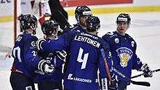 Hokejisté Finska se radují z první vstelené branky na eských hokejových hrách...