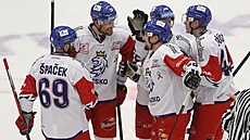 Čeští hokejisté se radují z proměněné přesilové hry, ve které se prosadil Jiří...