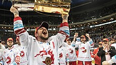 Útoník Vladimír Dravecký z Tince se raduje s Masarykovým pohárem a s fanouky...